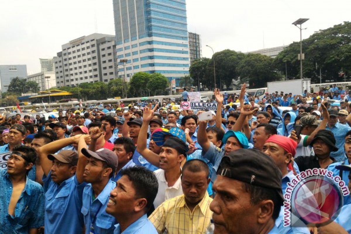 Para sopir tuduh pemerintah biarkan UU LLAJ dilanggar