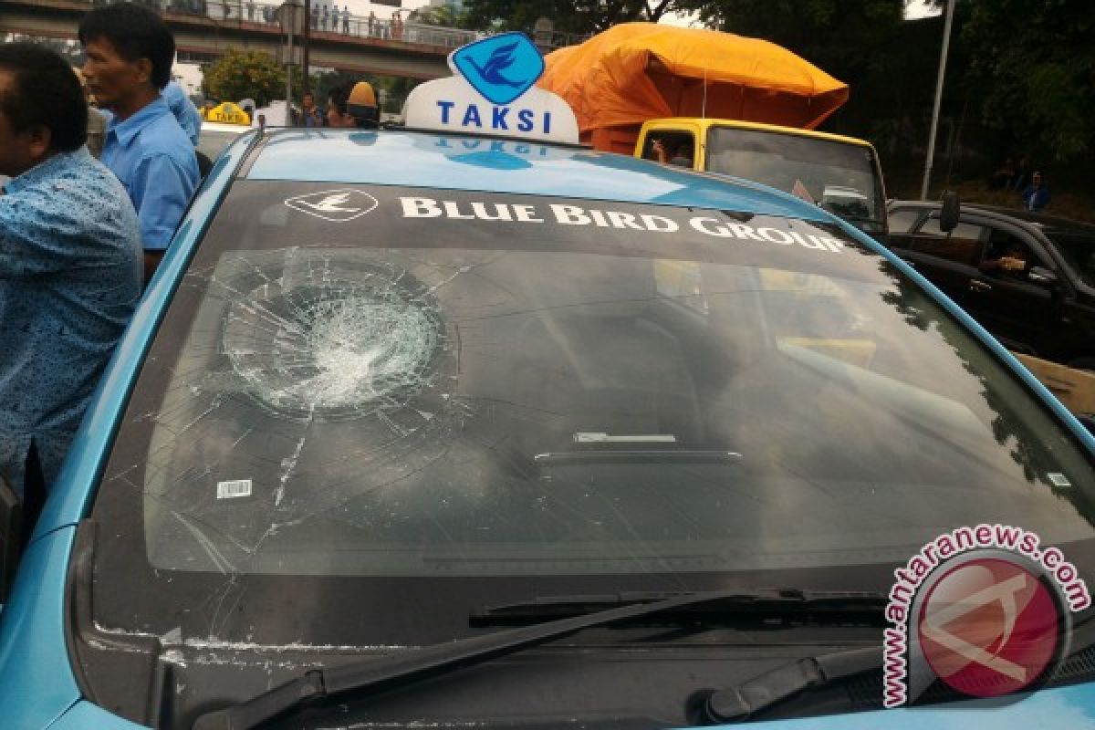 Demo taksi jadi anarkistis, dua unit Bluebird dirusak
