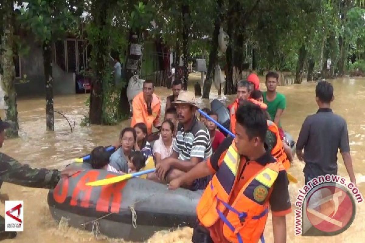 Korban Banjir Padang Memilih Tetap di Rumah