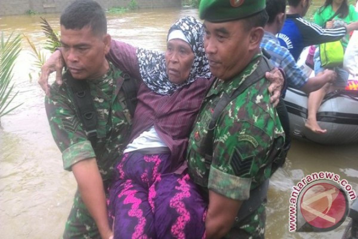 TNI Turun Tangan Bantu Korban Banjir