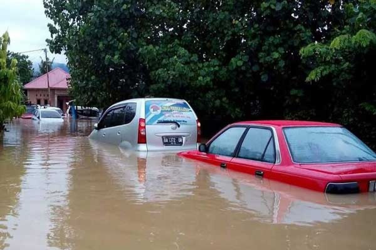Banjir Rendam Ratusan Rumah di Padang Sumbar