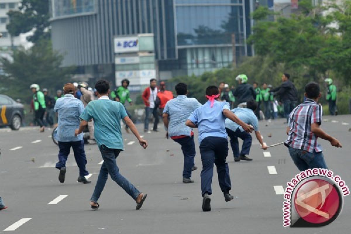 Polisi Halau 60 Pengemudi Go Jek dan GrabBike