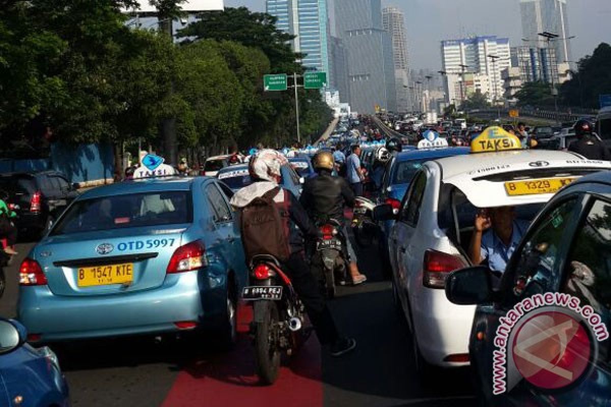 Polresta Bekasi Kawal Demonstran Sopir Taksi