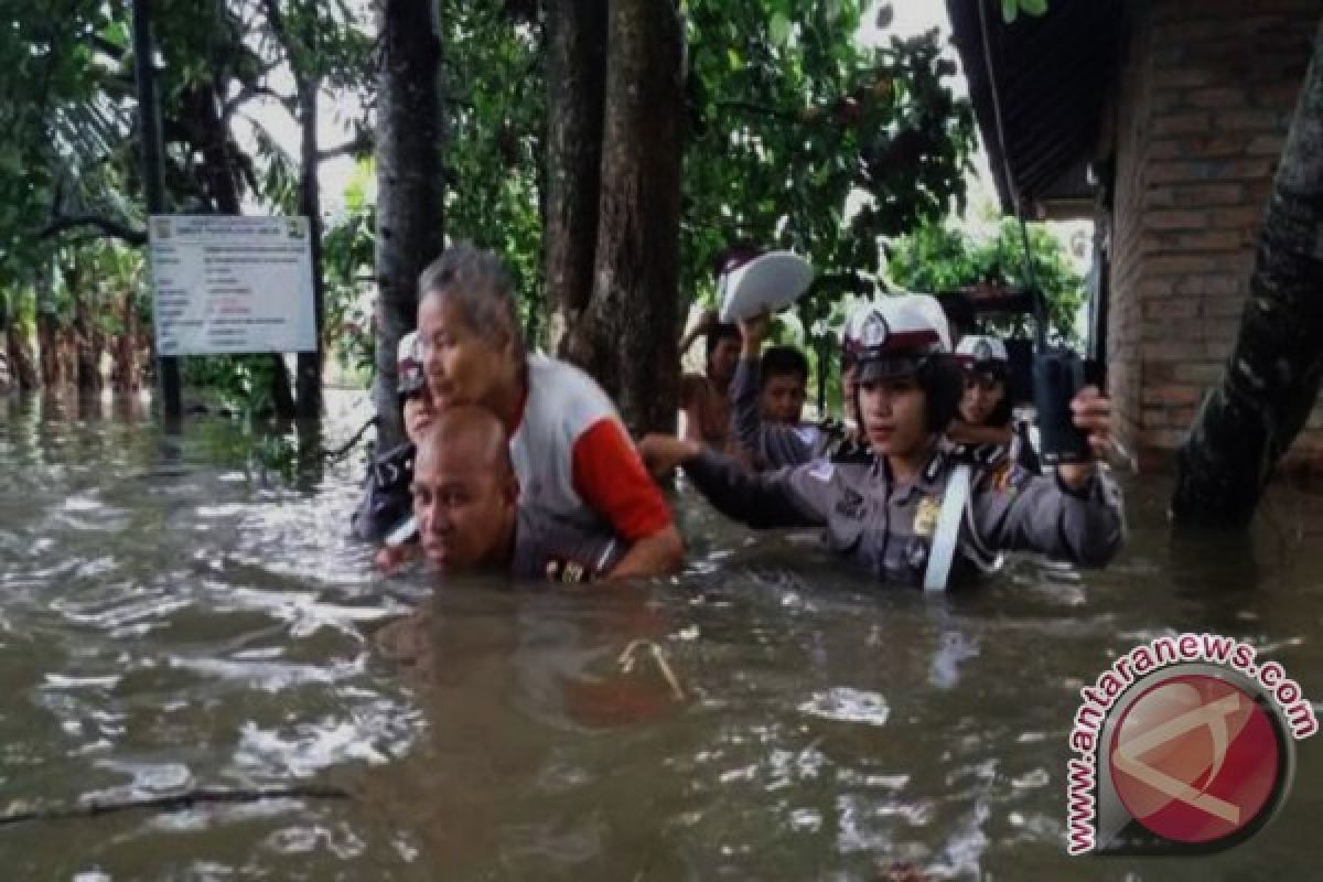 Kisah Heroik AKP Afrino Selamatkan Korban Banjir