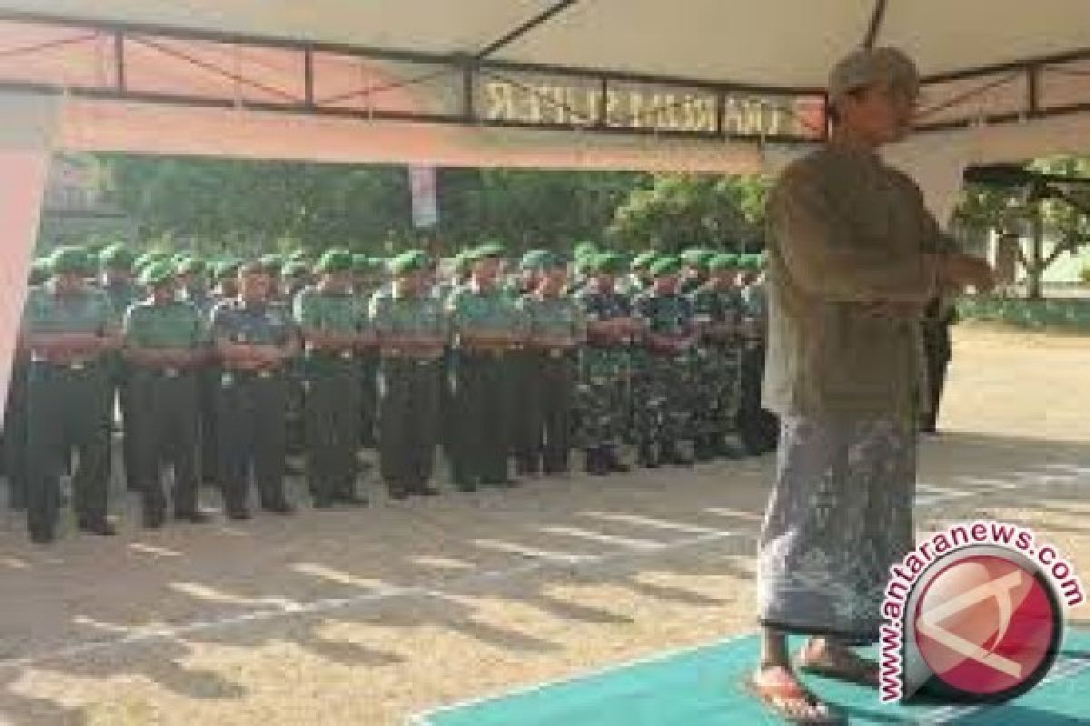 Anggota TNI Shalat Ghaib Untuk Korban Helikopter