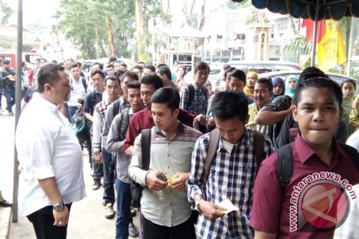 Ribuan Pencari Kerja Padati Balai Pemuda Surabaya