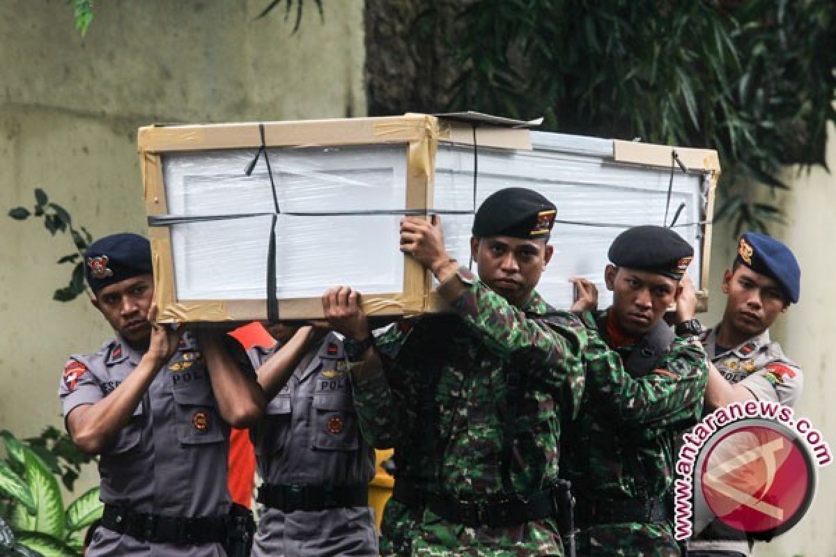 Peti Jenazah Korban Kecelakaan Helikopter Poso