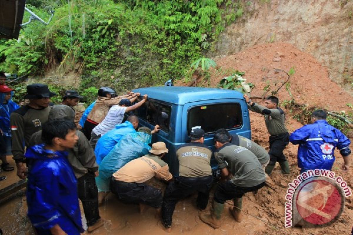 PKS Padang Gerakan Kader Bantu Korban Banjir