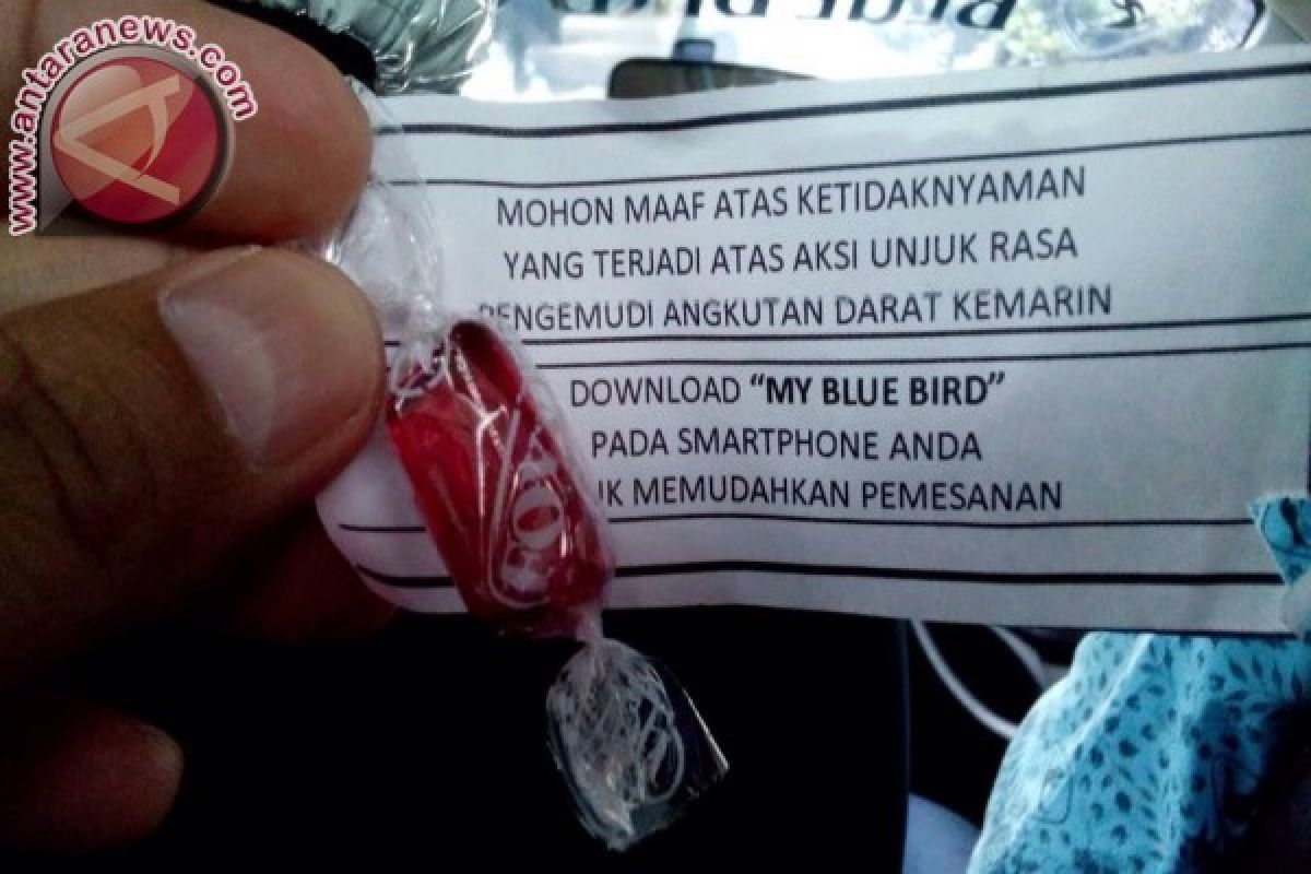 Tidak hanya gratis, pengemudi Blue Bird bagi permen dan selebaran