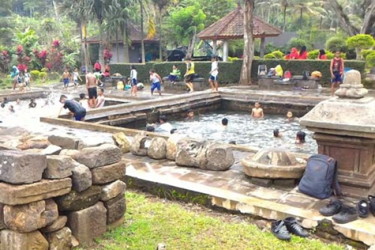 Pemandian Candi Umbul Tarik Wisatawan Lokal