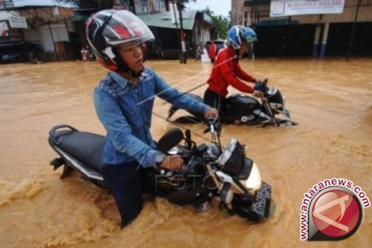 Ribuan Rumah Terendam Banjir di Pesisir Selatan