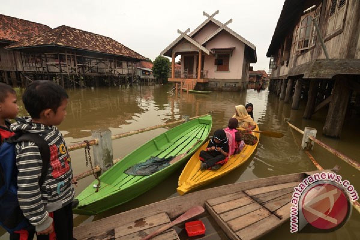 Banjir bandang Jambi hanyutkan 12 rumah warga