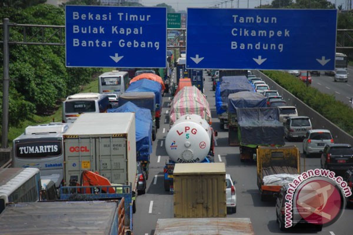 Tol Jakarta-Cikampek macet akibat kecelakaan bus