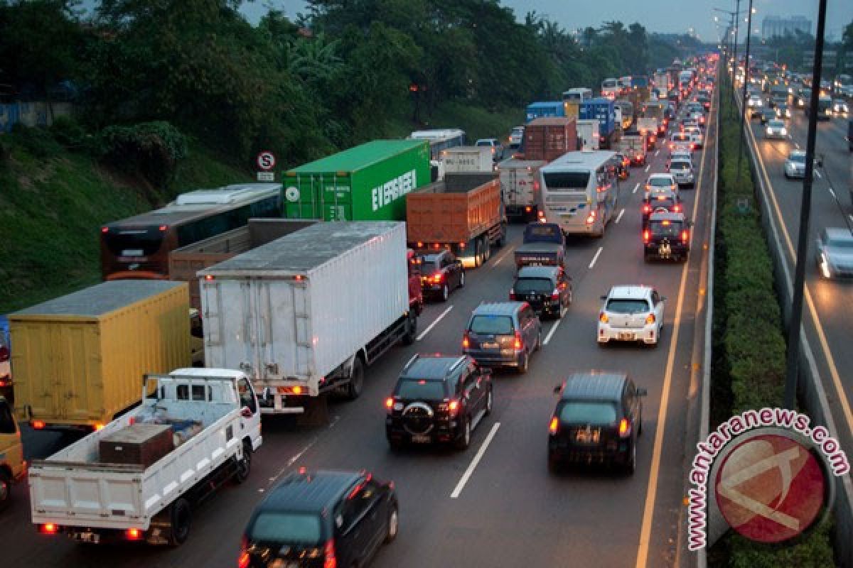 Truk Barang Masih Lintasi Tol Jakarta-Cikampek