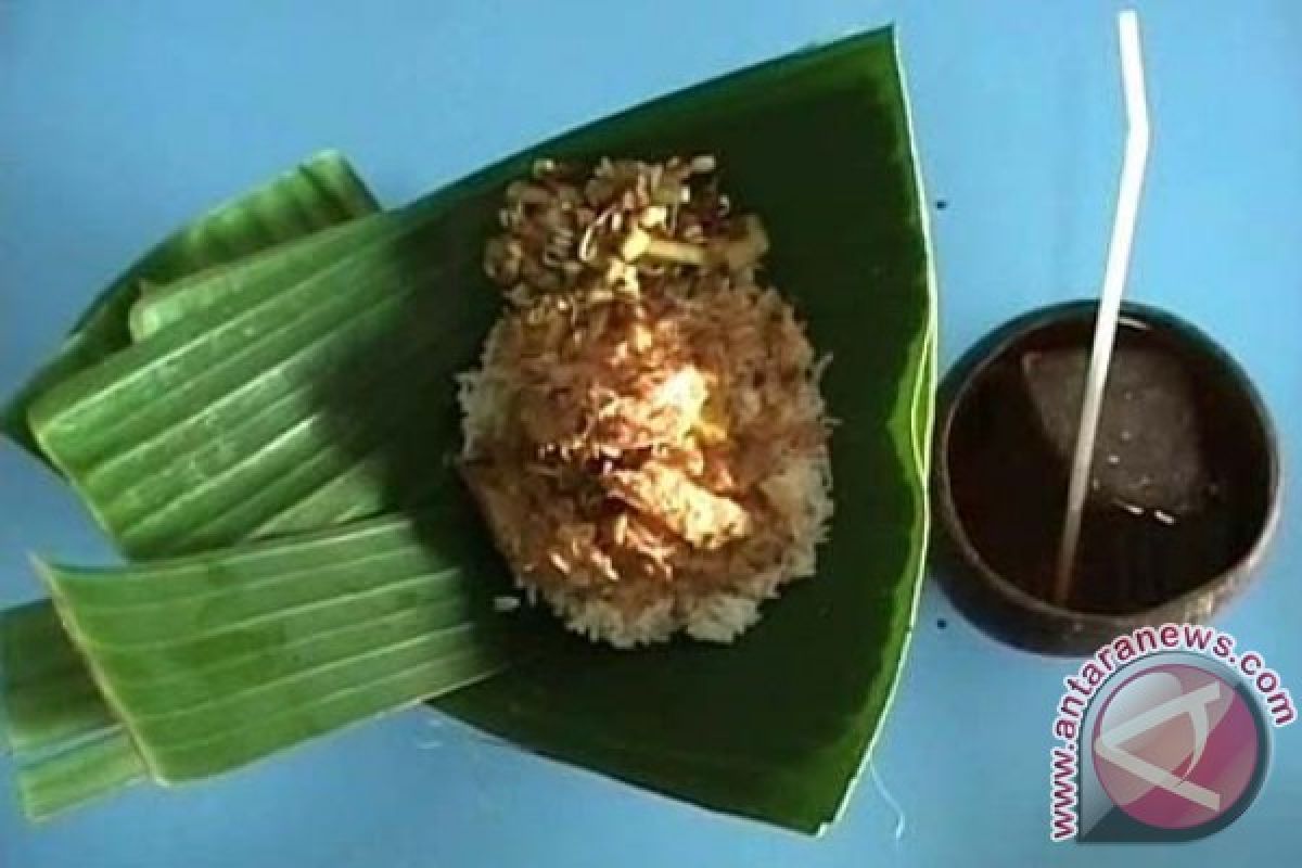 Menyantap Nasi Soduh Bersendok Daun