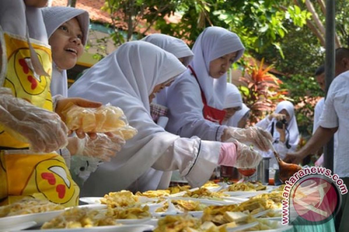 SMP Luqman Hakim Surabaya Kenalkan Masakan Tradisional
