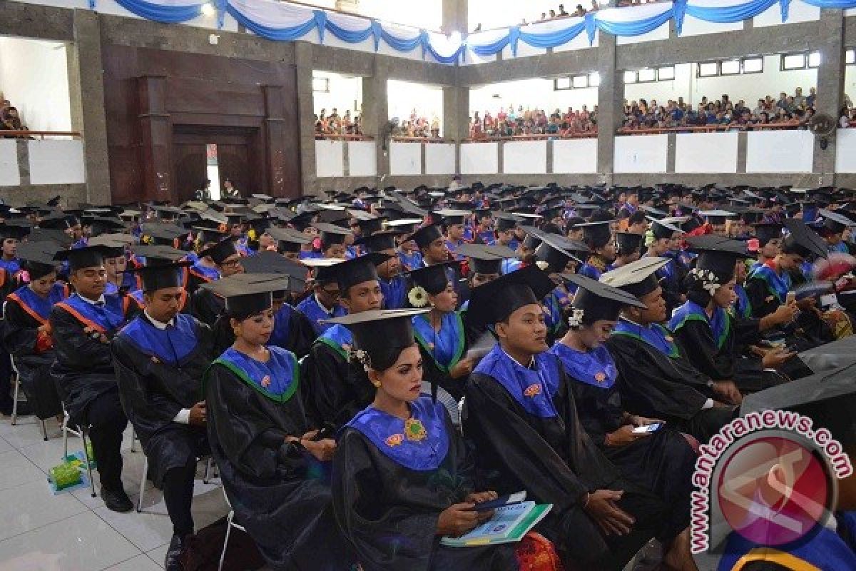 Undiksha Wisuda 538 Lulusan, Rektor: Harus Tangguh dan Siap Bersaing Hadapi MEA  