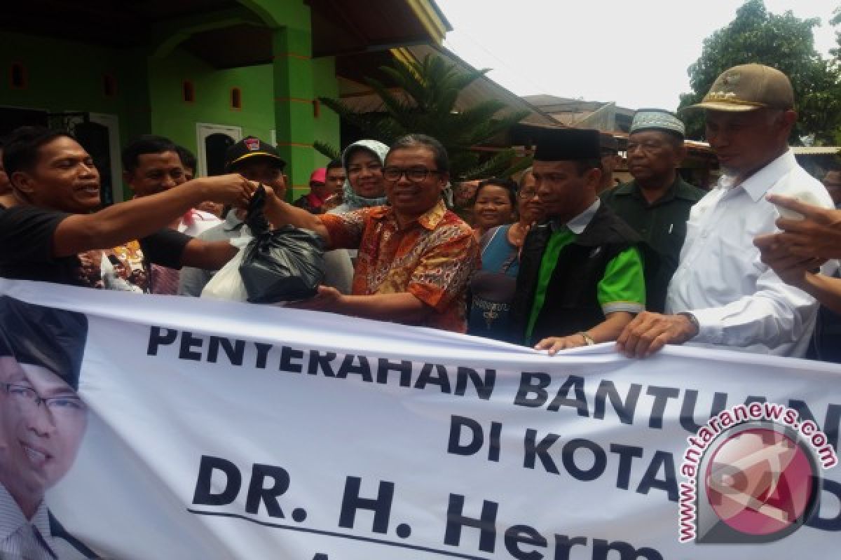 Anggota DPR Serahkan Bantuan Korban Banjir Padang