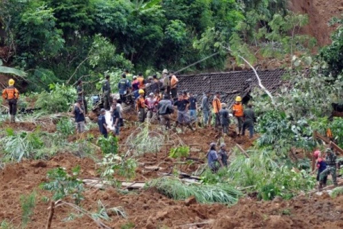 Petugas Amankan Lokasi Longsor Banjarnegara dari kerumunan Massa