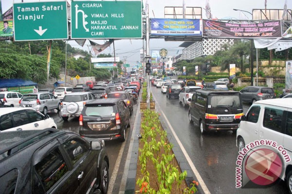 Jalur Puncak-Cipanas padat merayap