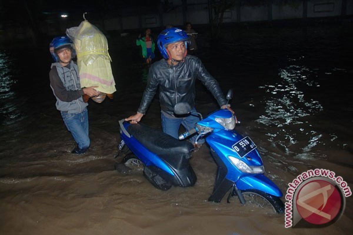 Banjir di Kahatex hambat jalur selatan