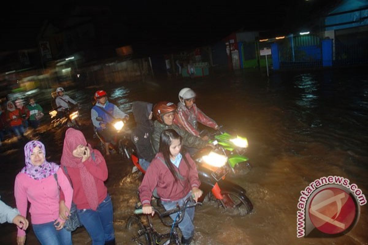 Banjir genangi jalur mudik di Garut