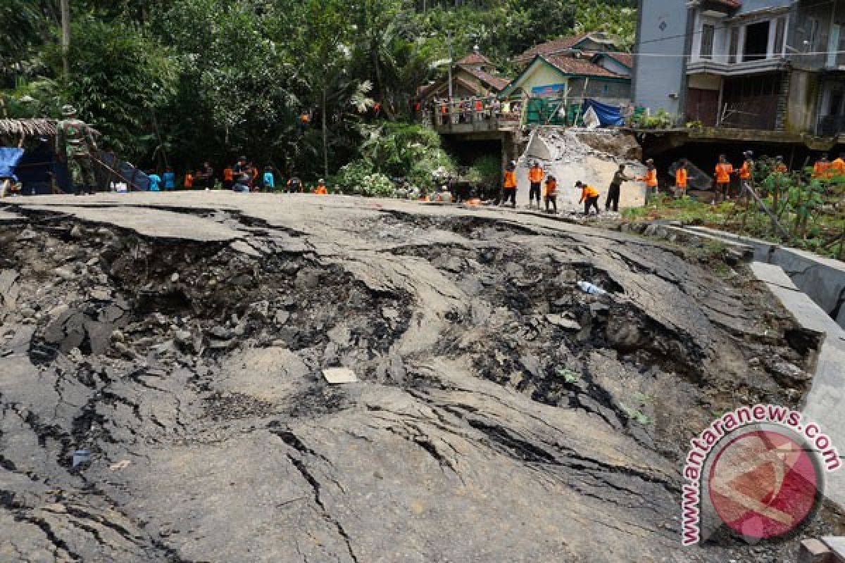 Kendaraan jalur Banjarnegara-Kebumen terganggu longsor