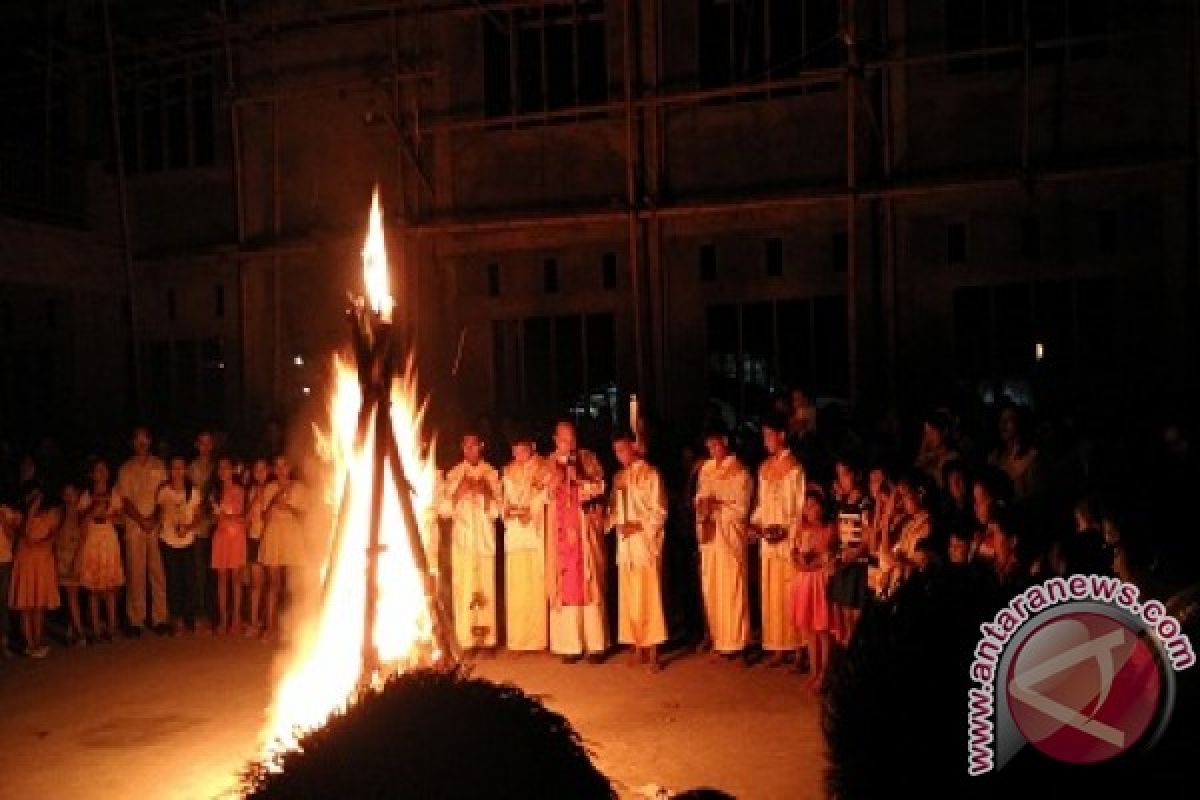 Api unggun awali Misa Malam Paskah