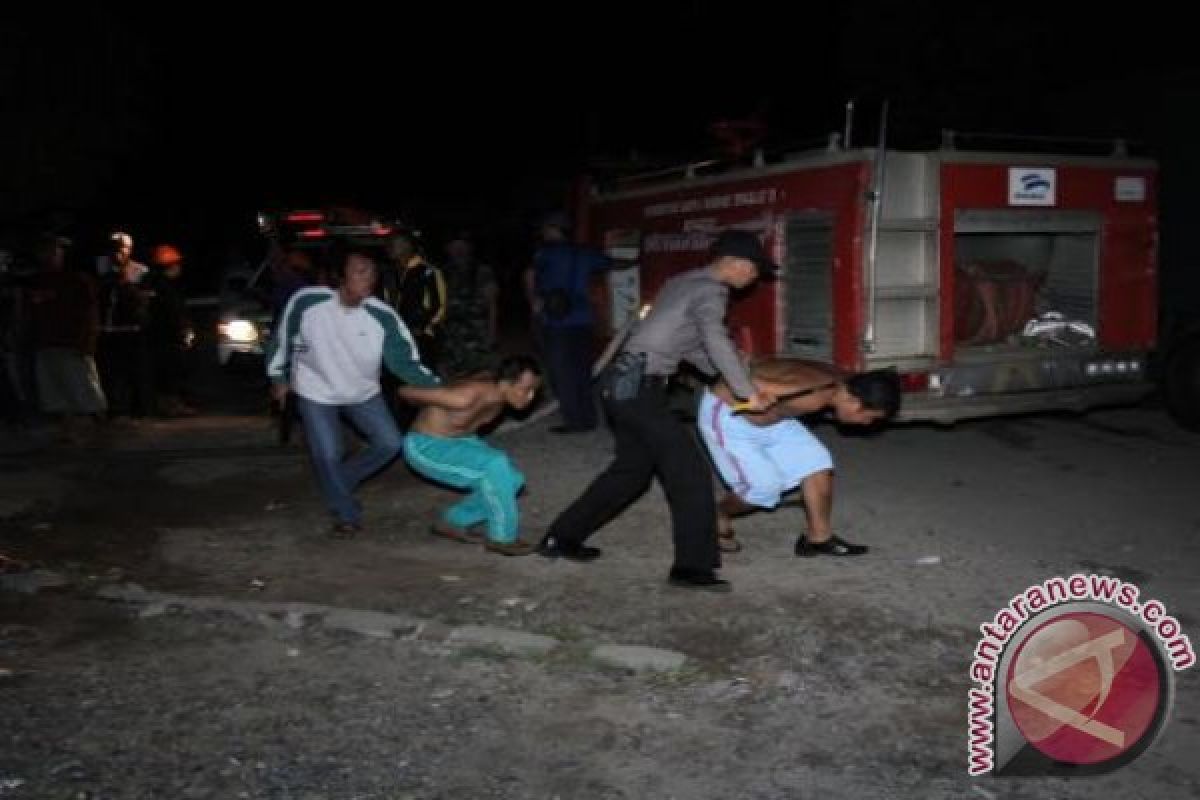 Polisi bantu evakuasi tahanan dari rutan terbakar