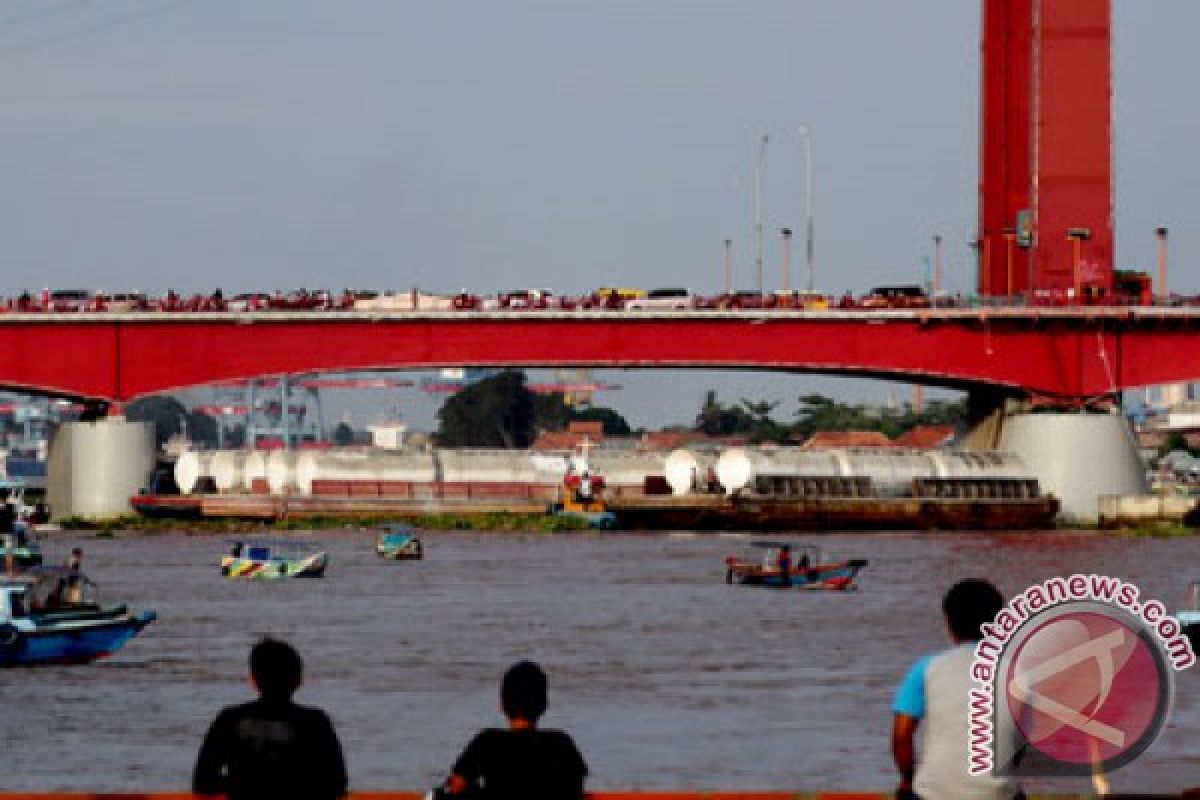 Tongkang angkutan batu bara tabrak Jembatan Ampera