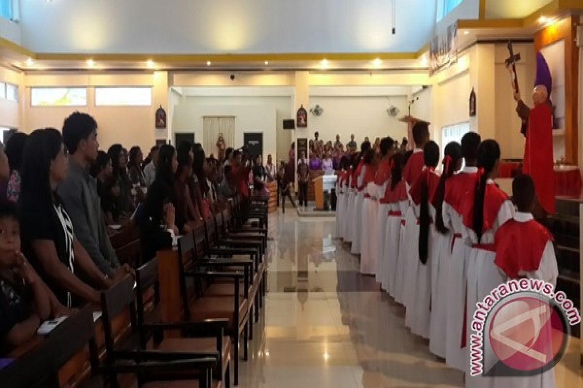 Umat Katolik Mimika diminta jadi agen perdamaian