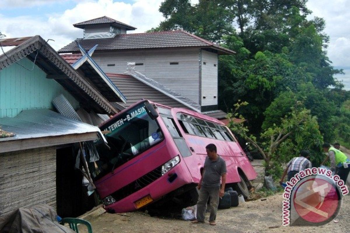 Bus Hayak Tamara Tabrak Rumah Warga Teweh Baru