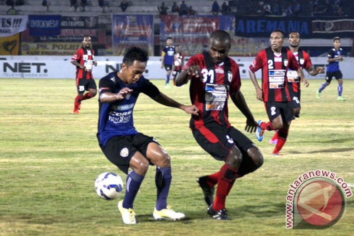 Pedagang musiman pernak-pernik Persipura mulai bermunculan