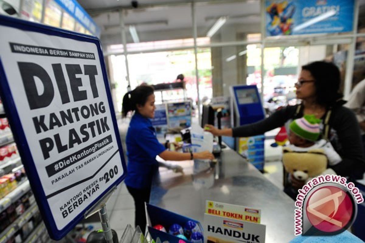 Banjarmasin Larang Peritel Jual Kantong Plastik