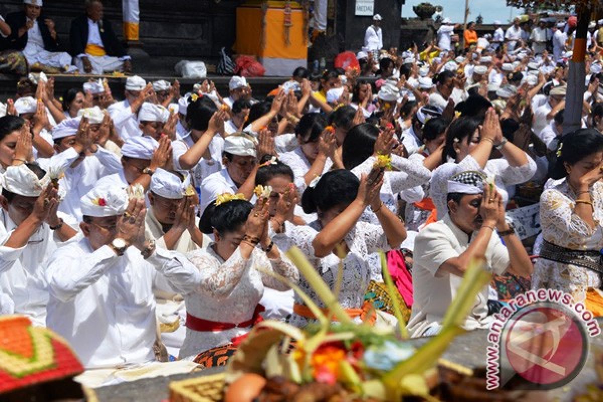 Pemkab Karangasem Ngaturang Bakti Penganyar di Pura Besakih