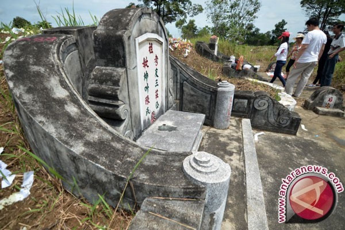 Warga Tionghoa Mulai Ramai Ziarah Kubur