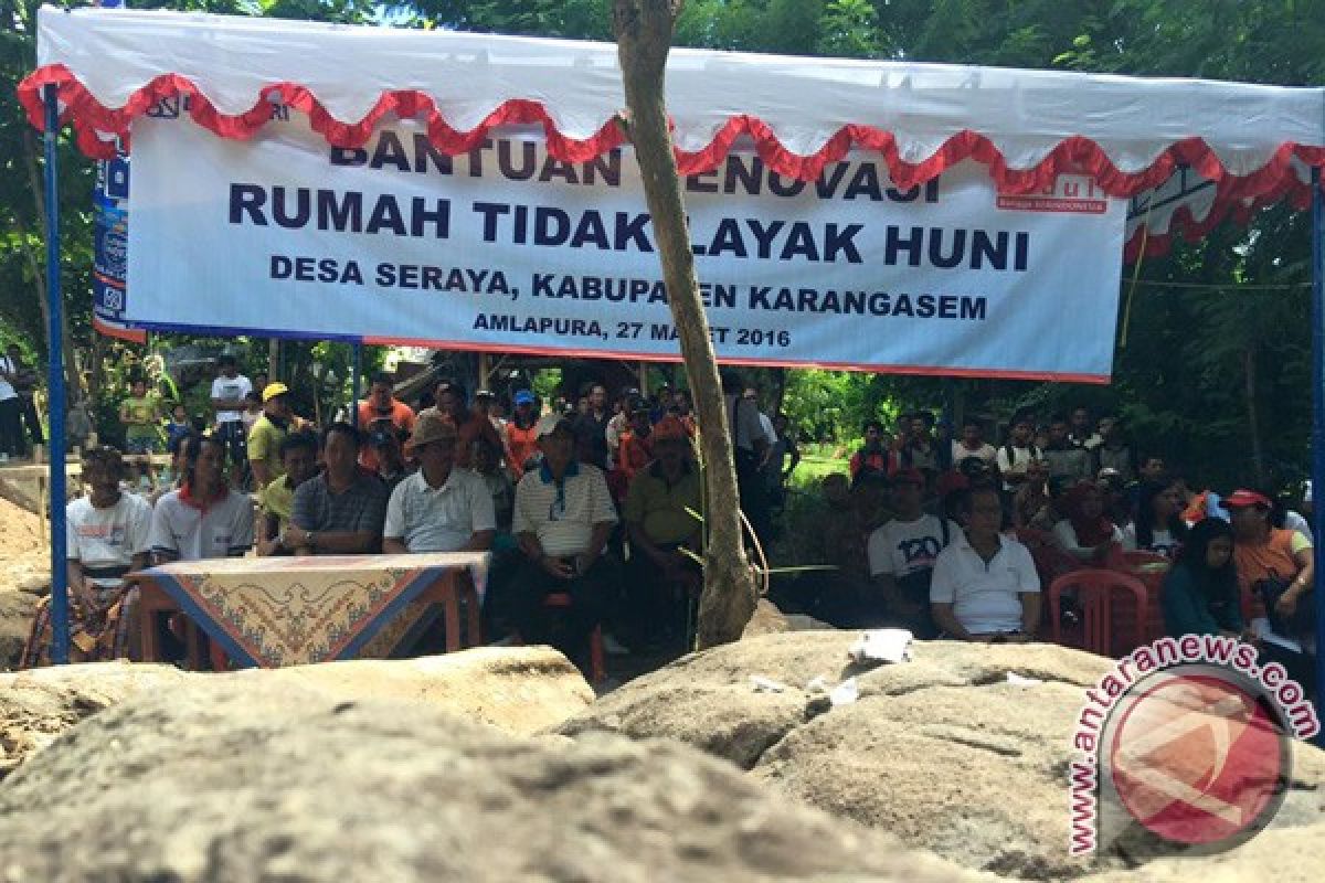 Wagub Bali Serahkan Bantuan Renovasi Rumah