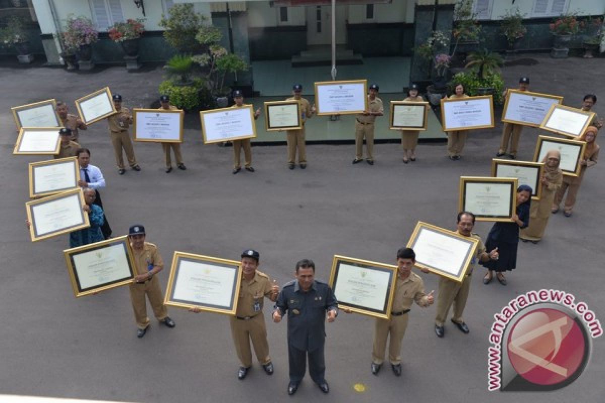 Wali Kota Madiun Serahkan Penghargaan Indeks Integritas UN