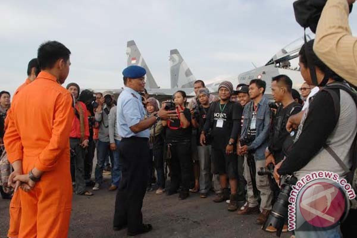 Danlanud Hasanuddin apresisi karya lomba foto alutsista 