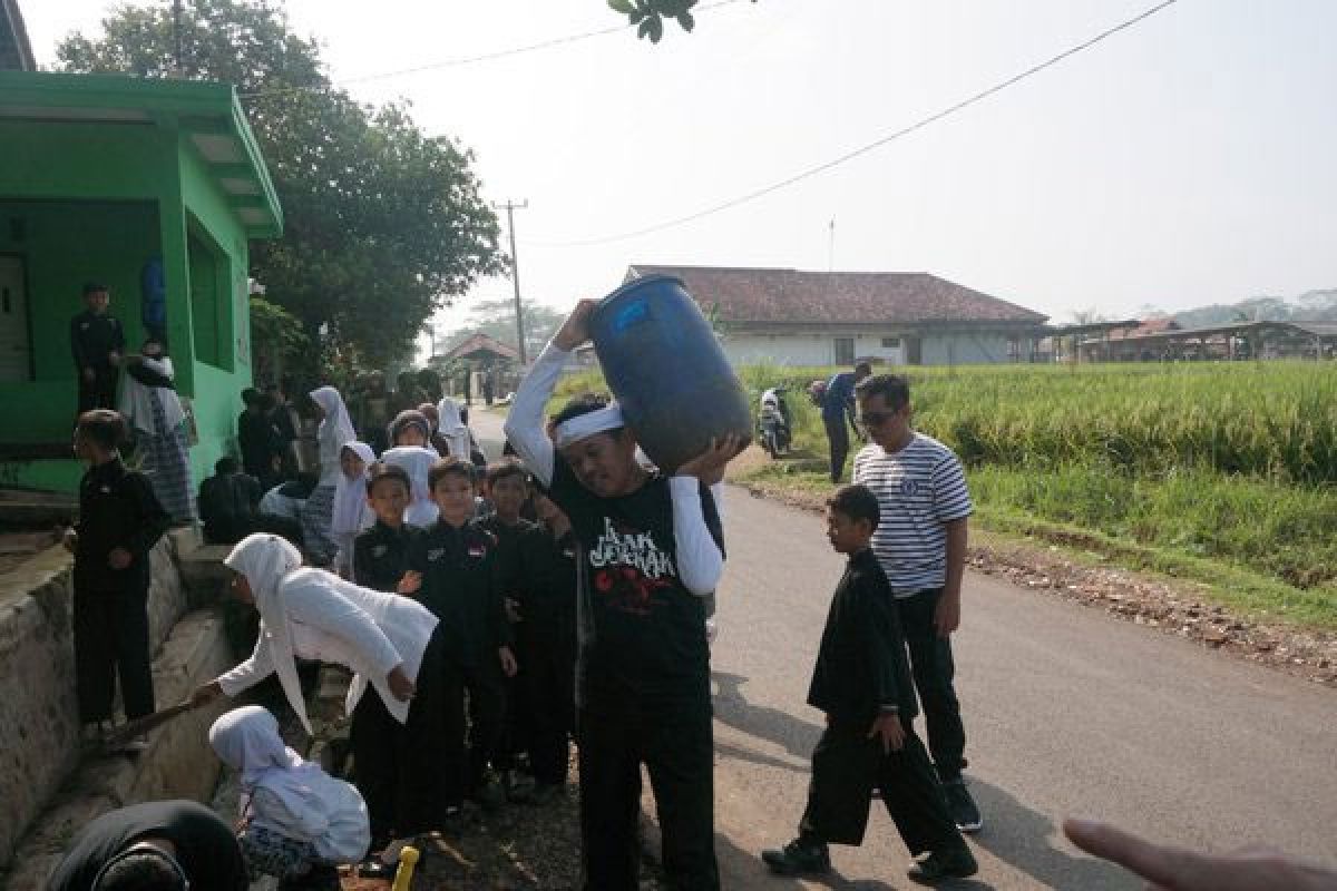 Pelajar Di Purwakarta Dilibatkan Langsung Bersihkan Sekolah