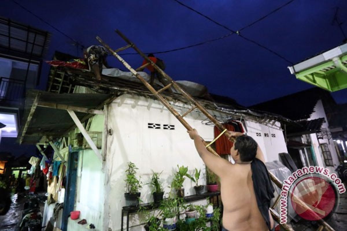 Puting beliung rusak ratusan rumah di Sukabumi