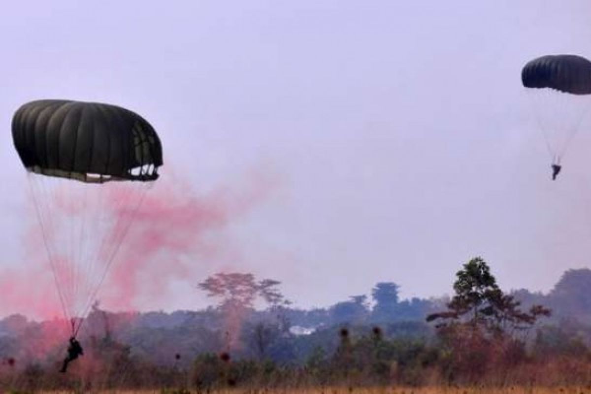 Aksi Terjun Payung Bersama Paskhas TNI AU dan Tentara Amerika