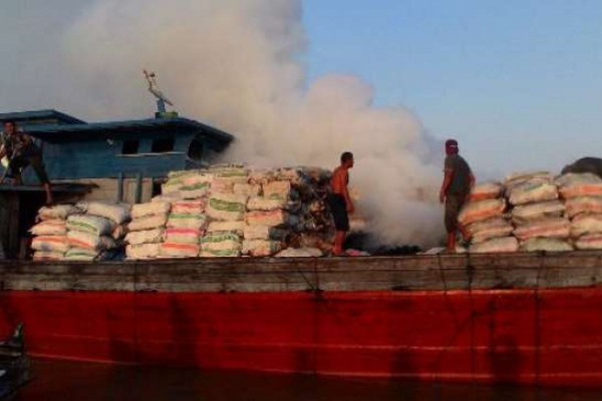 Kapal Terbakar di Laut Saat Perjalanan dari Meranti Menuju Malaysia