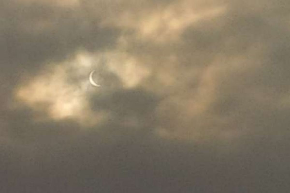 Gerhana Matahari di Pekanbaru Tertutup Awan