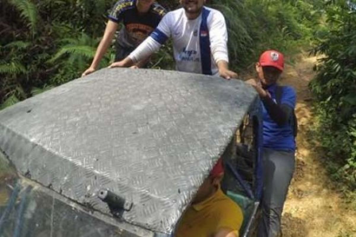 Pemkab dan KNPI Antarkan Bantuan Ke 4 Desa Terisolir Kampar Kiri Hulu