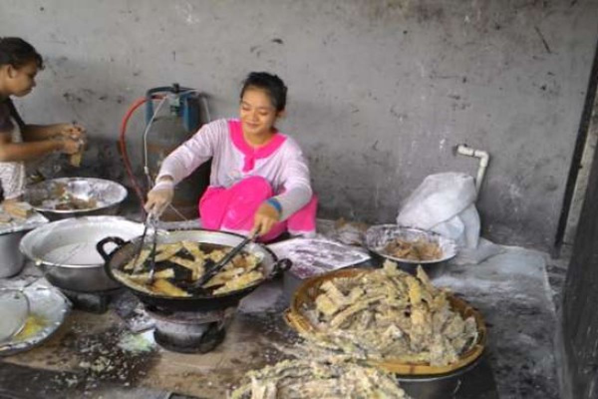 Usaha Makanan Ringan Pekanbaru ini Sudah Rambah Pasar Melaka Malaysia