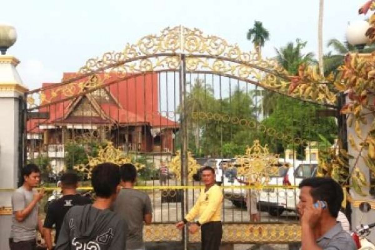 Diduga Arena Sabung Ayam, Rumah Mantan Anggota DPRD Rohil Digerebek