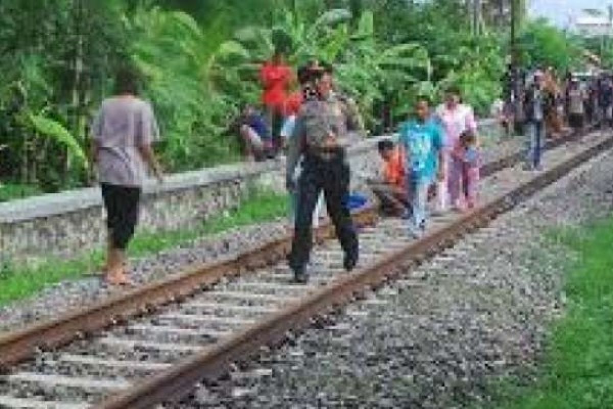 Akibat Selfie, Siswa SMA Tewas Tersambar Kereta Api