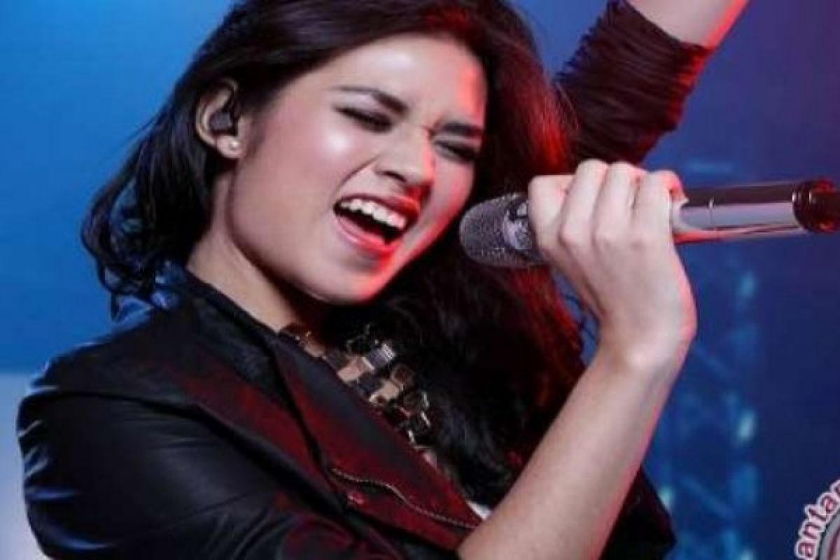 Nyanyikan LDR, Raisa Bikin Penonton Baper di Ballroom Hotel Pangeran