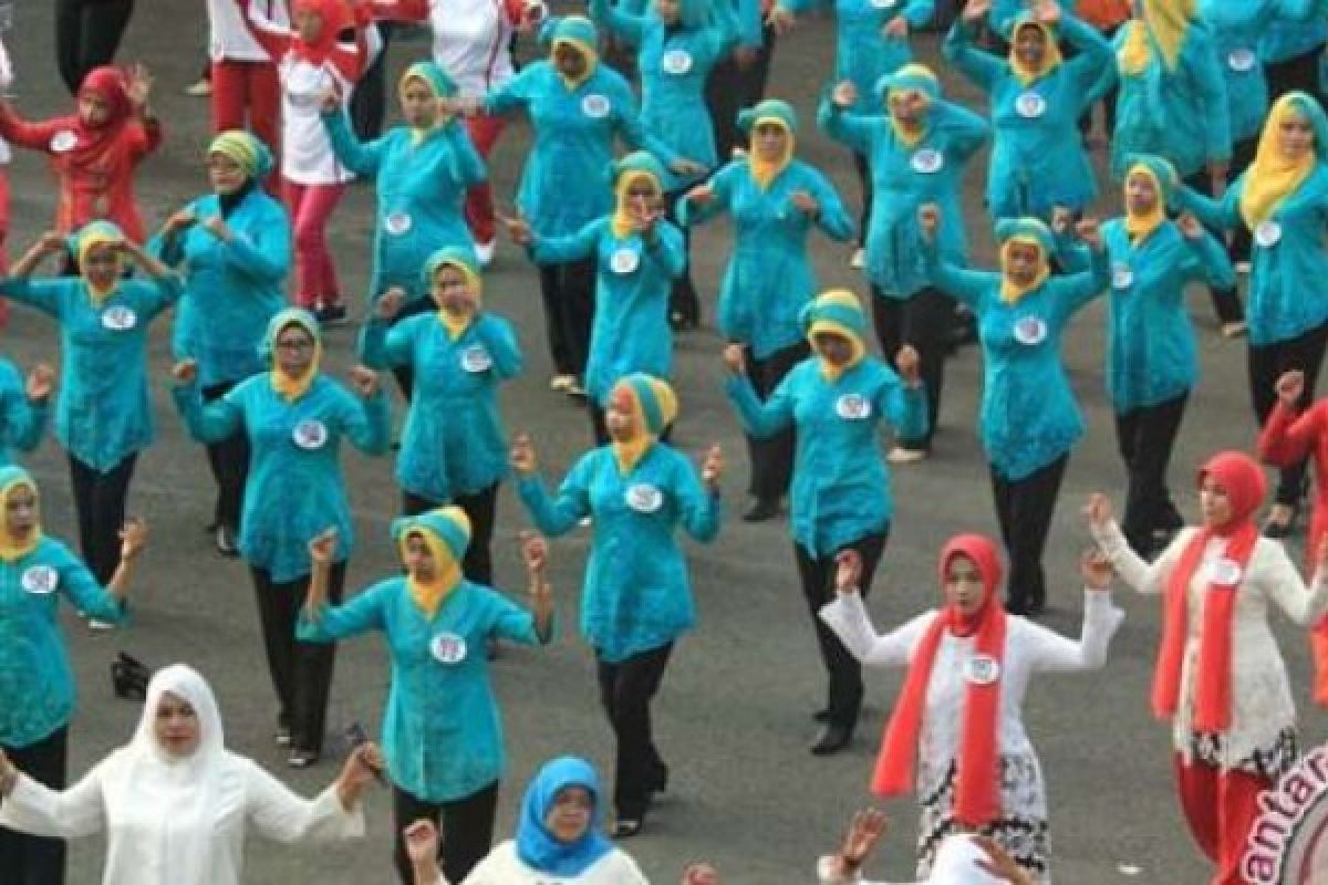 8.295 Wanita Mengikuti Gerak Jalan Berbusana Kebaya